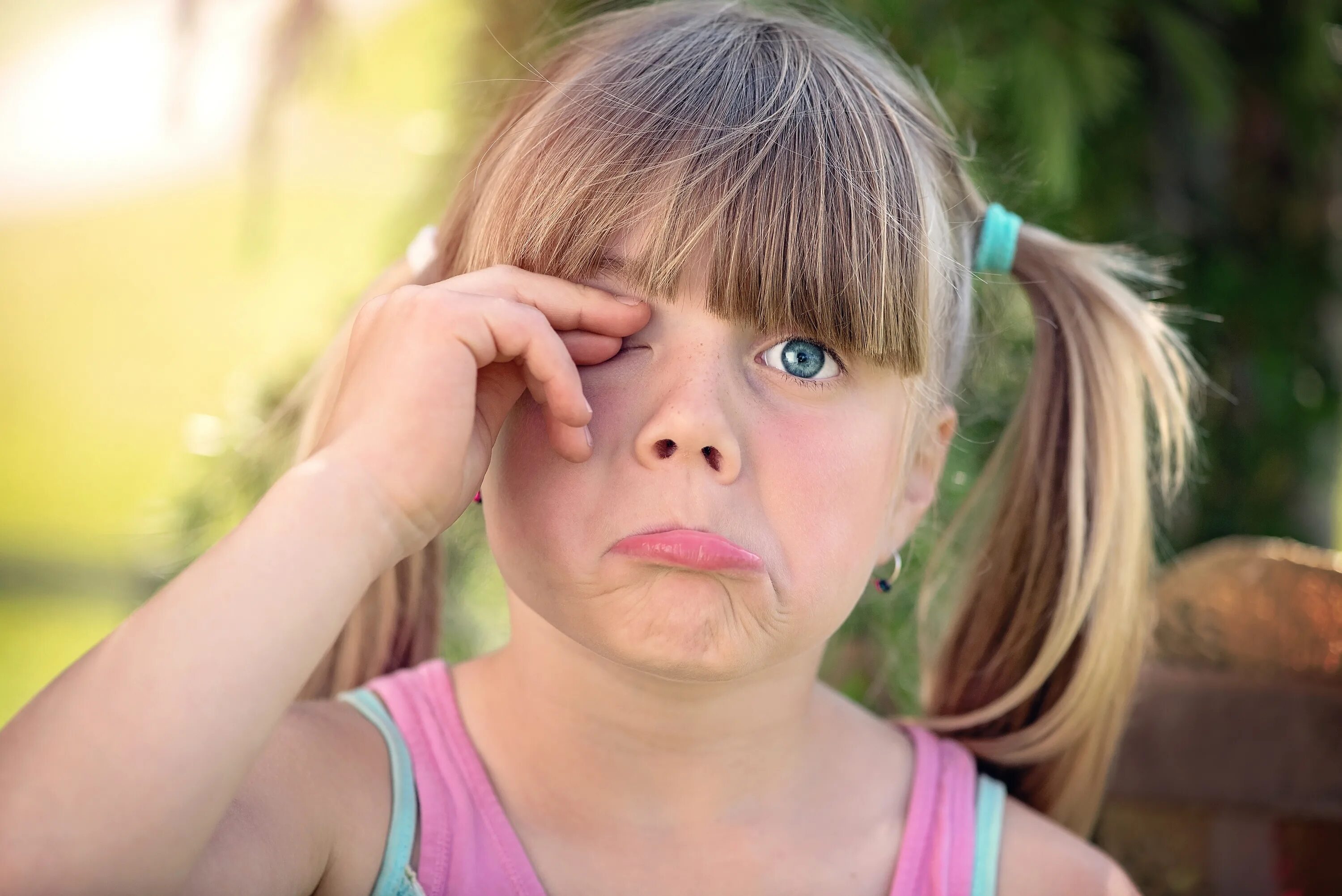 Human children. Девочка с косыми глазами. Недовольное лицо девушки. Удивленные лица девочек 12 лет. Недовольный ребенок.