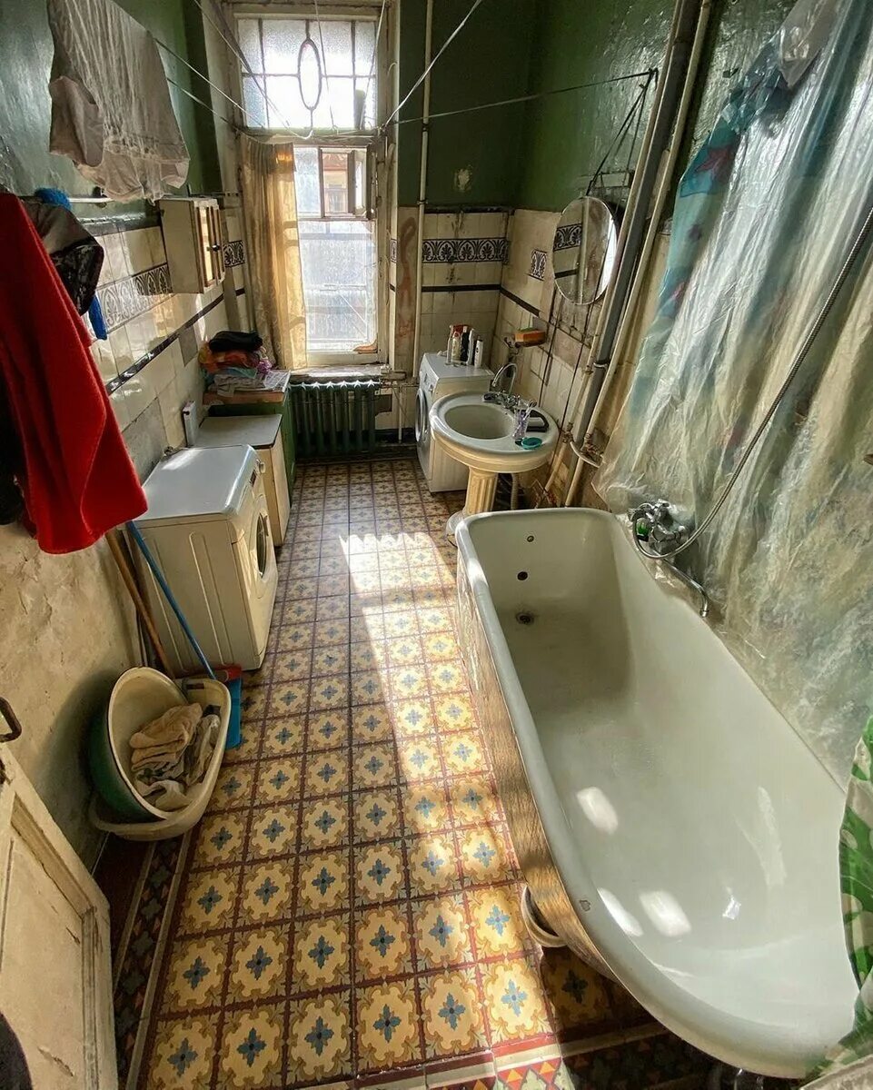 Сколько комнат в коммуналке. Старая ванная комната. Ванные комнаты в коммуналках. Коммуналка. Ванная комната в коммуналке.