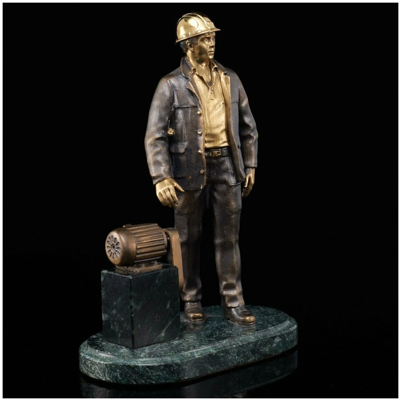 Художественное литье из бронзы. Фигурки рабочих игрушек. Фигурки рабочих. Статуэтки для интерьера работник и колхозница. Статуэтка рабочего.