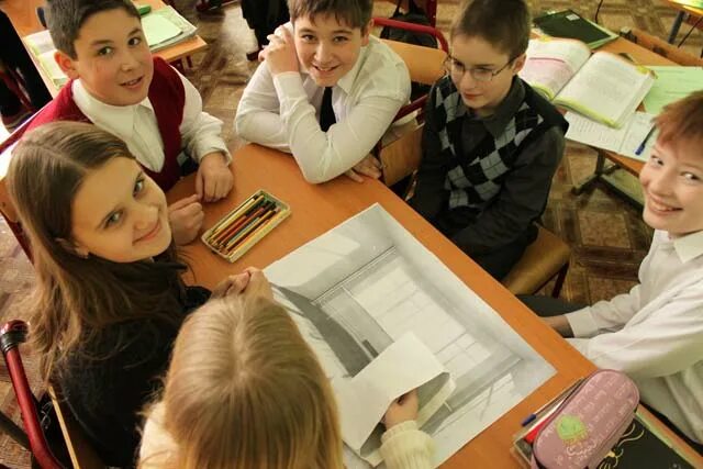 Современный ученик. Современный урок истории в школе. Учитель и ученик. Школьники на географии. Учитель ведет урок в школе.