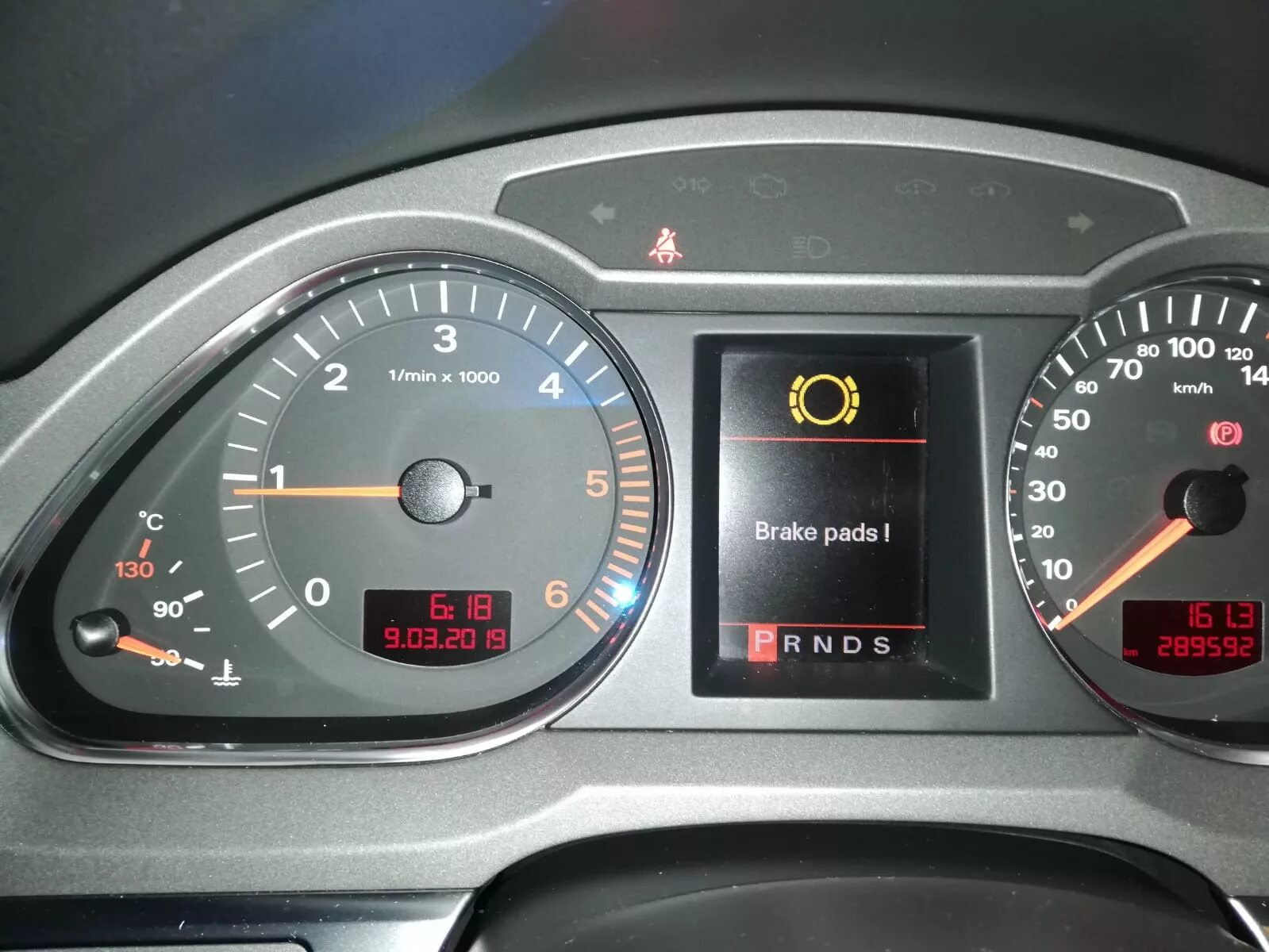 Ошибка brake pads. Audi a6 c6 ошибка brake pads. ауди а6 горит тормозная накладка. brake pads ошибка ауди. горит ошибка тормозной системы audi q5 2013.
