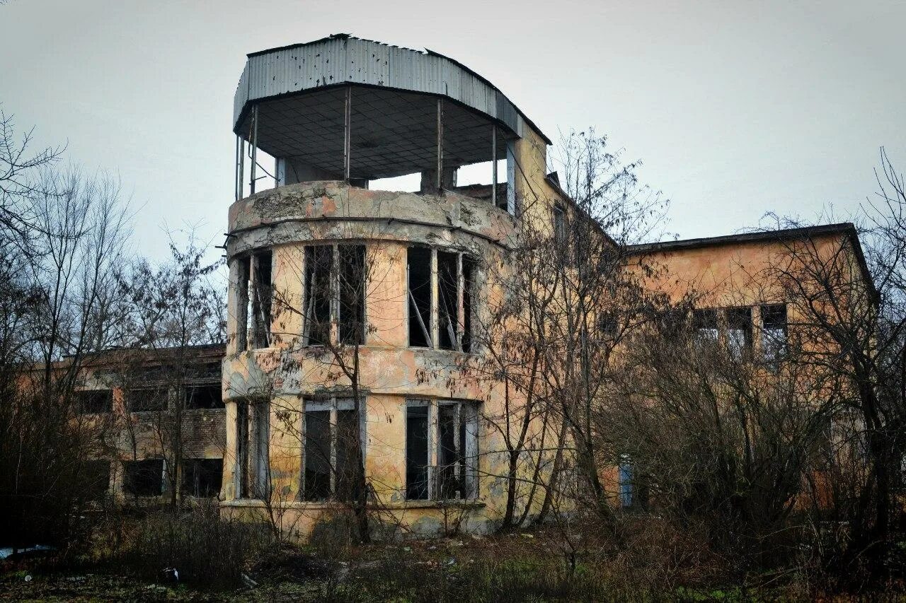 Заброшенное депо батайск. Батайск авиагородок аэродром. Заброшки батайска. Заброшки батайска. Заброшенные здание в батайске.
