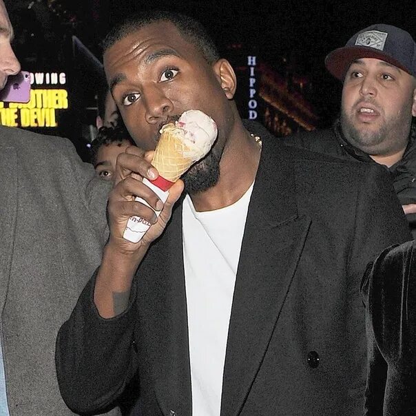 Ест вест 8. Kanye west net worth. Канье уэст фото. Ест вест 8. Канье уэст улыбается.