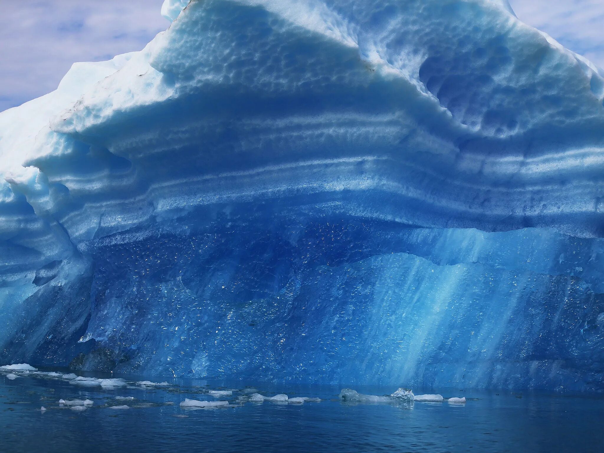 Гренландия какой океан. Ледяной пейзаж. Гренландия пейзажи. Природные явления Арктики. Айсберги Гренландии.
