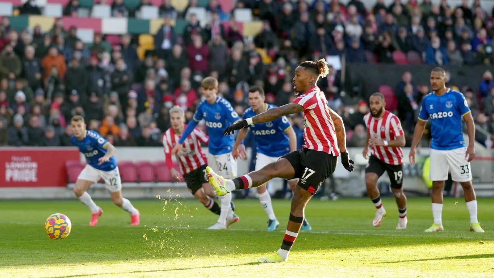 Брентфорд прогноз на матч сегодня. Ivan Toney Brentford penalty 2022. Брентфорд ФК. Айван Тоуни Брентфорд. Brentford River.