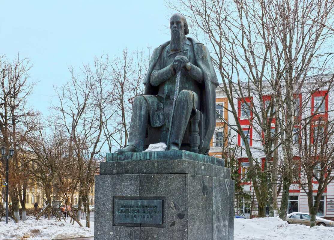 Памятники культуры тверской области. Памятник м.е. Салтыкову-Щедрину (Тверь). Памятник Салтыкова Щедрина в Твери. Памятник Михаилу Салтыкову-Щедрину в Твери. Салтыков памятник Тверь.