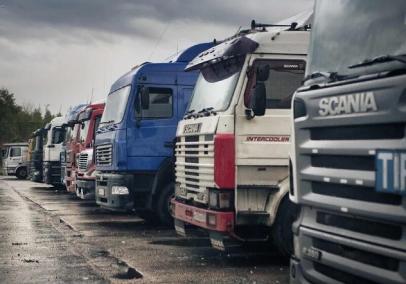 Водитель большегрузного транспорта. Дальнобойщики стоянка. Дальнобойщики стоянка. Фура ночью на стоянке. Дальнобойщики ночью.