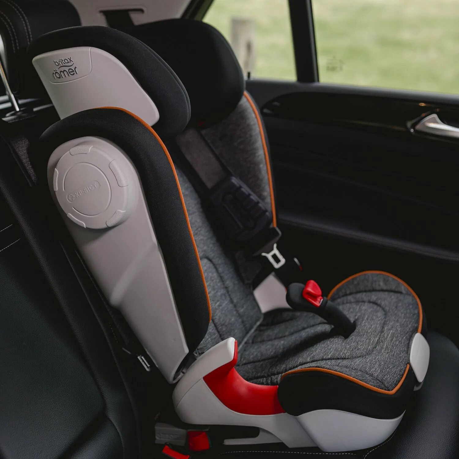 Автокресло бустер isofix. Бустер Britax Romer Isofix. Бритакс Ромер изофикс автокресло. Romer Isofix XP SICT. Britax Romer Kidfix 2 XP SICT.