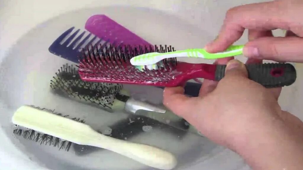 Расческа для мытья волос. Щетка для мытья расчесок. Как мыть расческу для волос. Как мыть расческу для волос. Помыть расческу для волос.