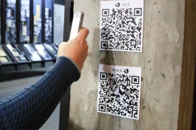 Таблички с QR кодами. QR код на двери магазина. QR код на бумаге. Распечатка QR кодов. Без qr кода банкоматы