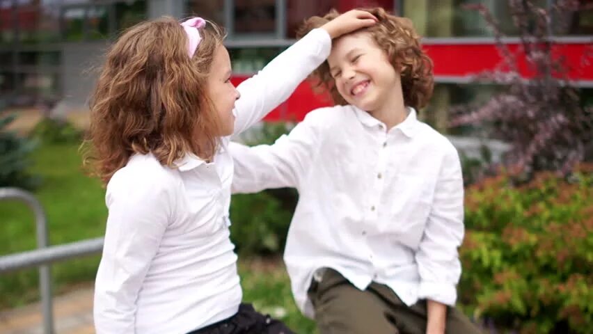 Доброта милота. Мальчик гладит белье. Гладить ребенка. Мальчика по головке гладит девочка. Девочка гладит мальчика.