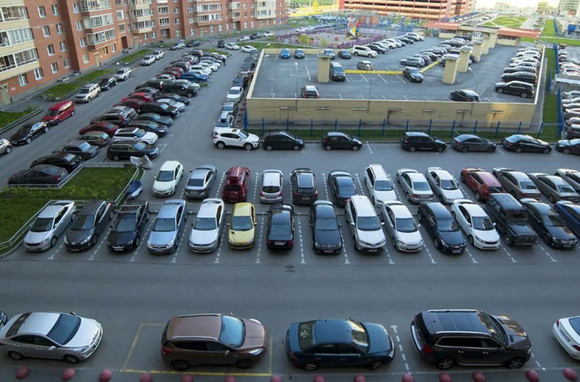 Тачки парковки. Парковка во дворе. Машина на парковке. Стоянка автомобилей. Стоянка машин во дворе.
