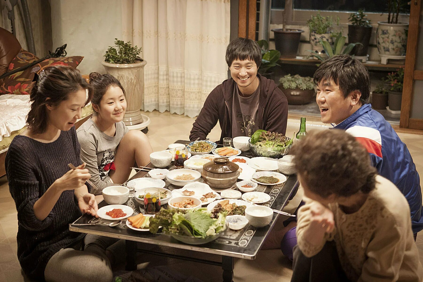 Корейский ужин. Южная Корея кухня дорама еда. Южная Корея семья корейсов. Кафе минандам дорама. Корейцы домоседы.