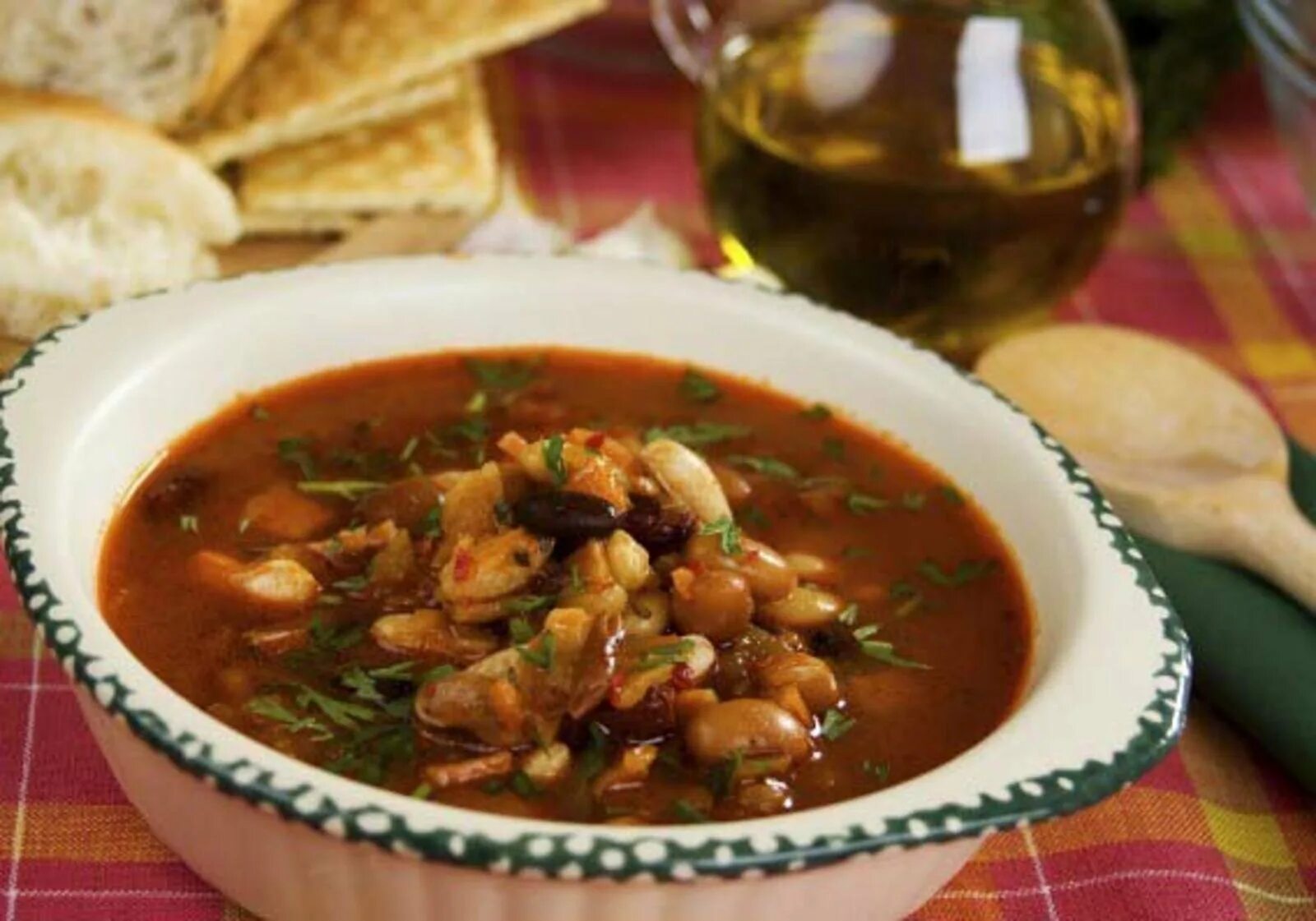 Суп с красной фасолью и курицей. Фасолевый суп Дагестанский. Грузинский фасолевый суп. Суп харчо с орехами. Суп фасолевый с мясом.