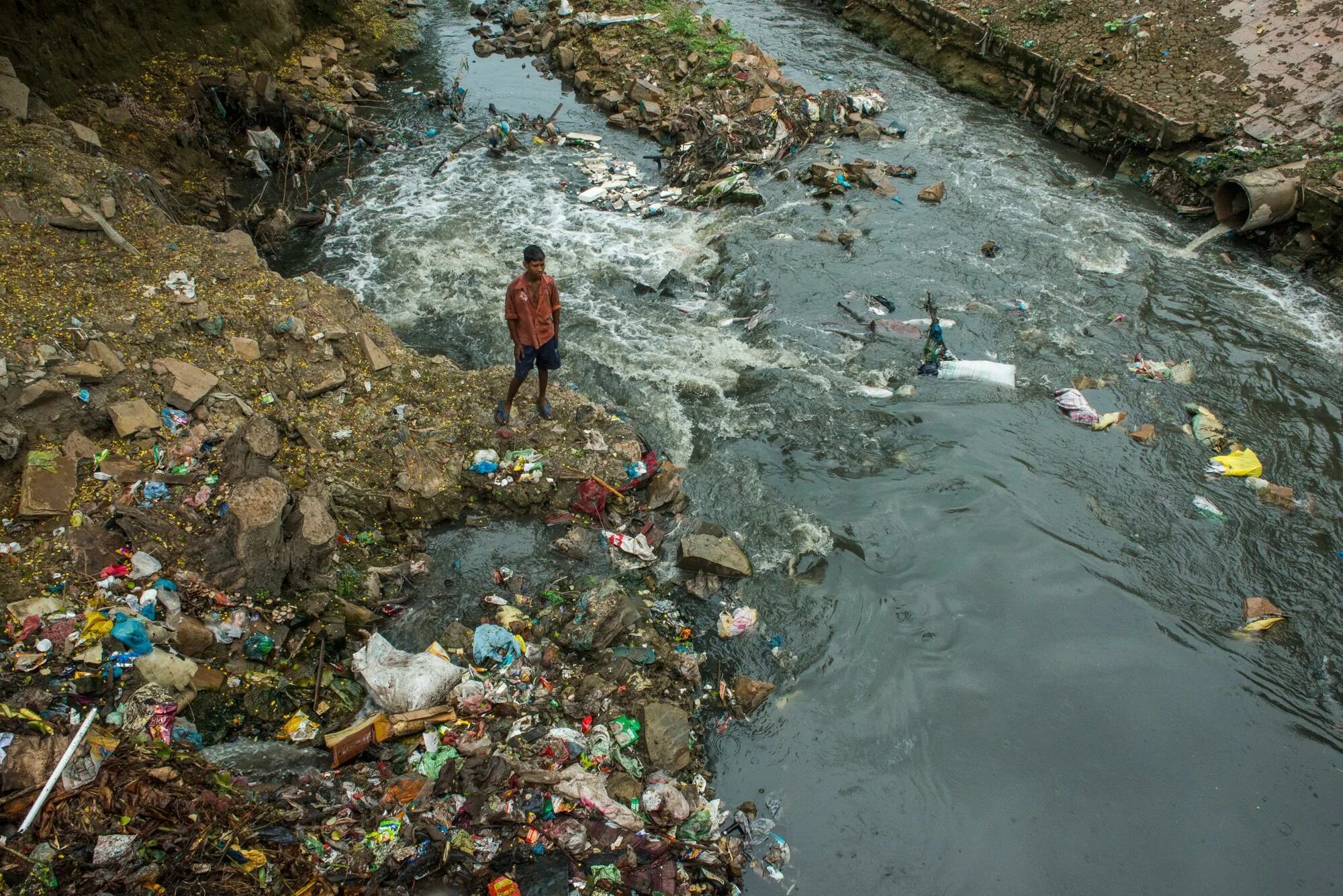 Основные экологические проблемы индии. Река ганг в Индии загрязнения. Река ганг в Индии экологическая катастрофа. Река ганг грязная река.