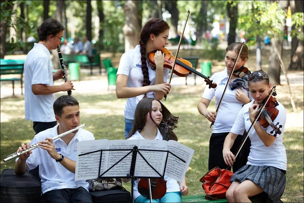 Концерт музыкальная семья. Музыканты в парке. Оркестр на улице. Музыкальный концерт в парке. Оркестр в парке.