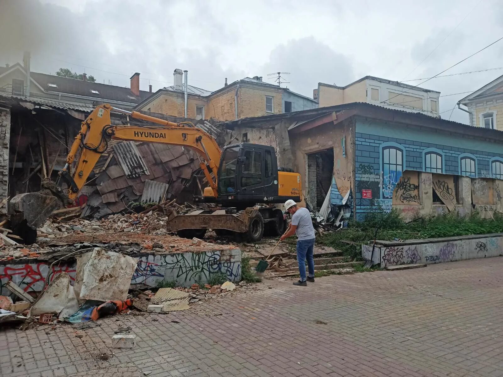 Снос дома нижний новгород. Снос домов. Великий новгород баня на великой снесли. Гостиница россия снос. Снос домика.