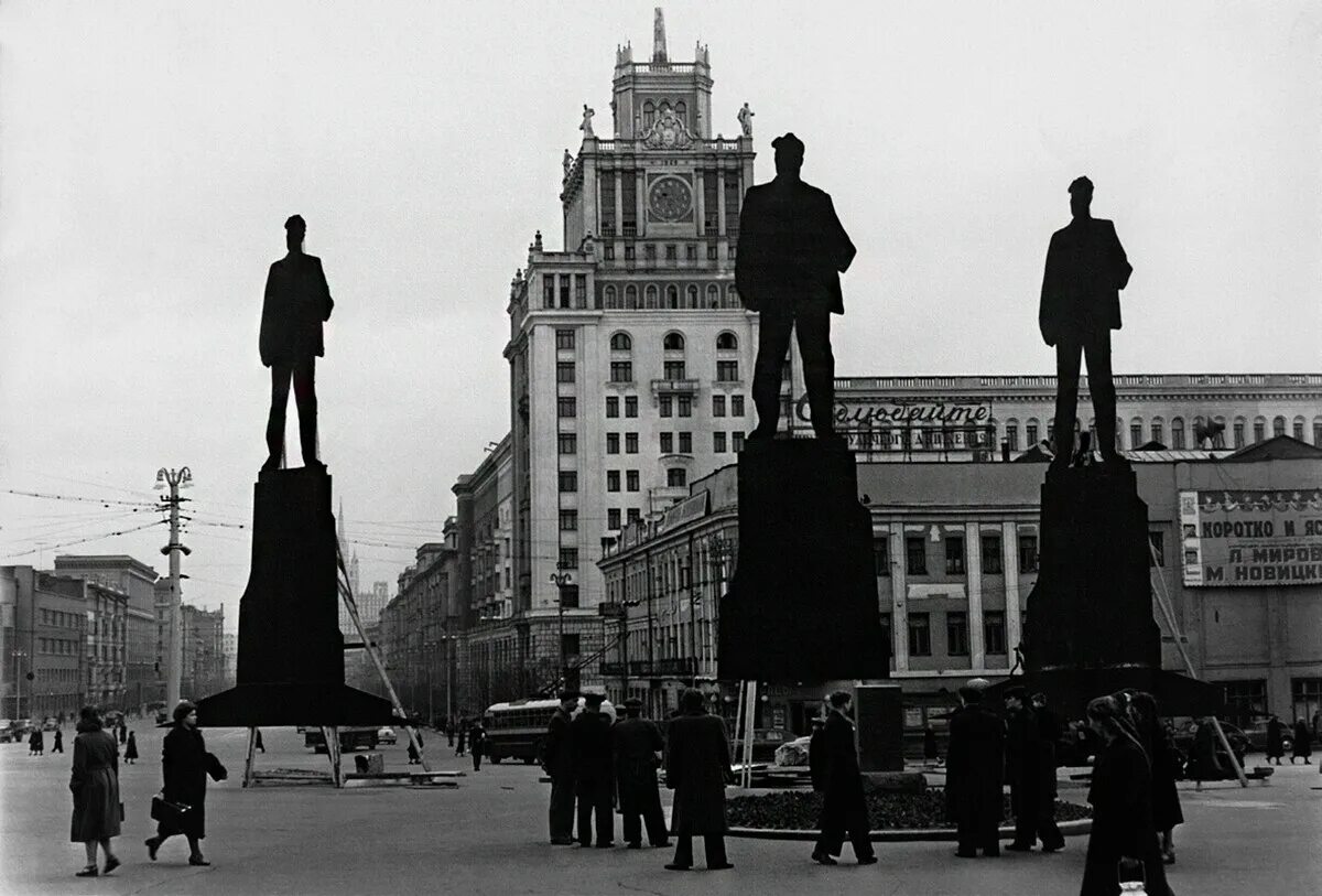 Памятник Маяковскому на площади Маяковского в Москве. Памятник Маяковскому в Москве на Триумфальной площади. Памятник Маяковскому Триумфальная площадь. Памятник Маяковскому в Москве 1958.