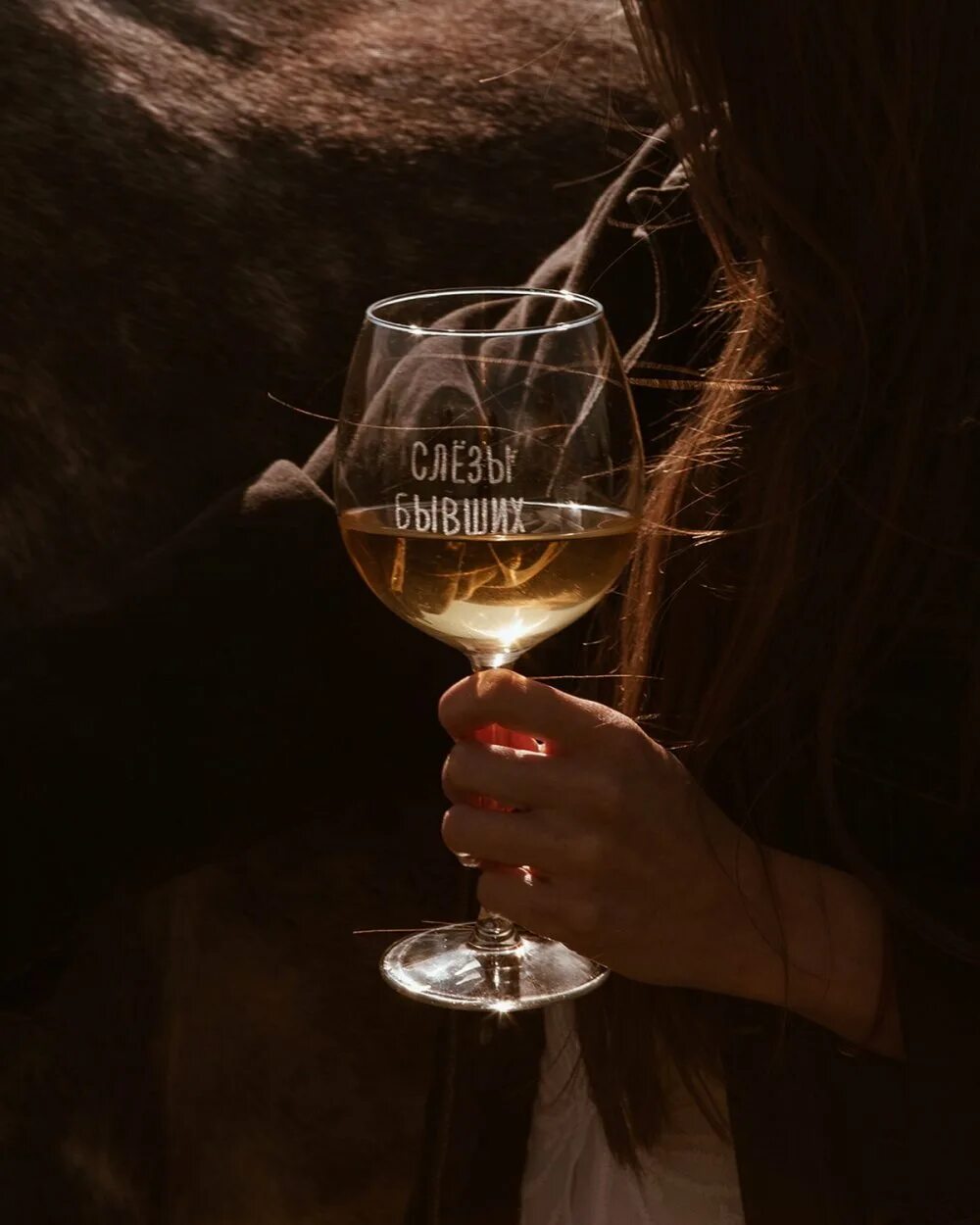 Вино девушка рука. Бокал вина. Рука с бокалом. Рука с бокалом. Вино в руке девушки.