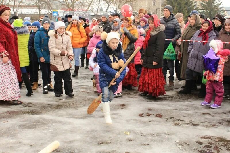 Конкурс с метлами на Масленицу. Реквизит для игр на Масленицу. Забавы на Масленицу на улице. Масленичные эстафеты на Масленицу на улице для детей.