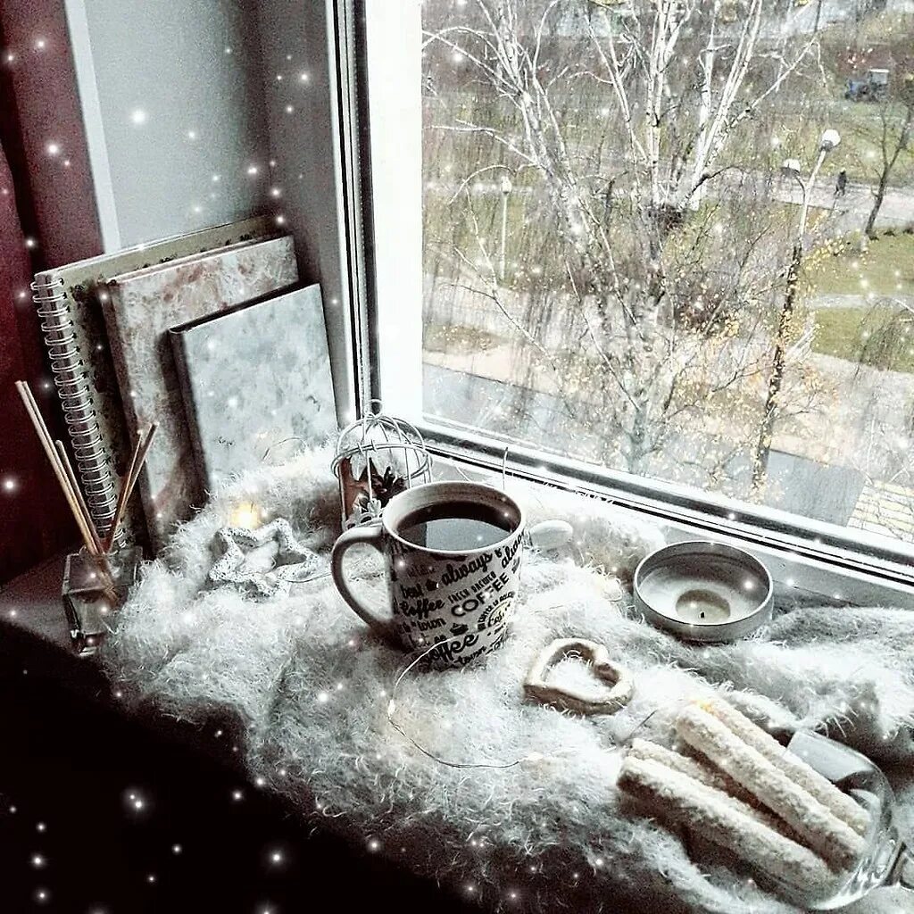 Утро туманно украшена снежинками книги собраны. Зимнее окно. Снег за окном. Вид из окна зима. Окно зимой.