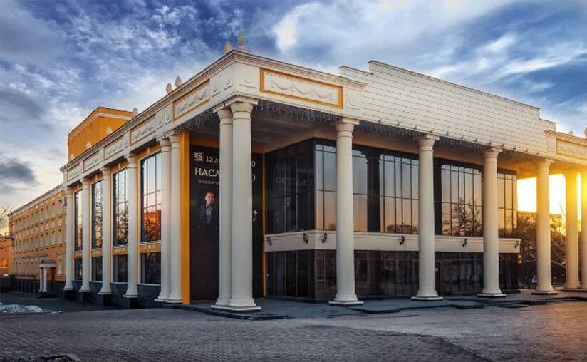 Театральный центр имени чехова. Чехов-центр южно-сахалинск. Драм театр южно сахалинск. Сахалинский международный театральный центр имени а. А.