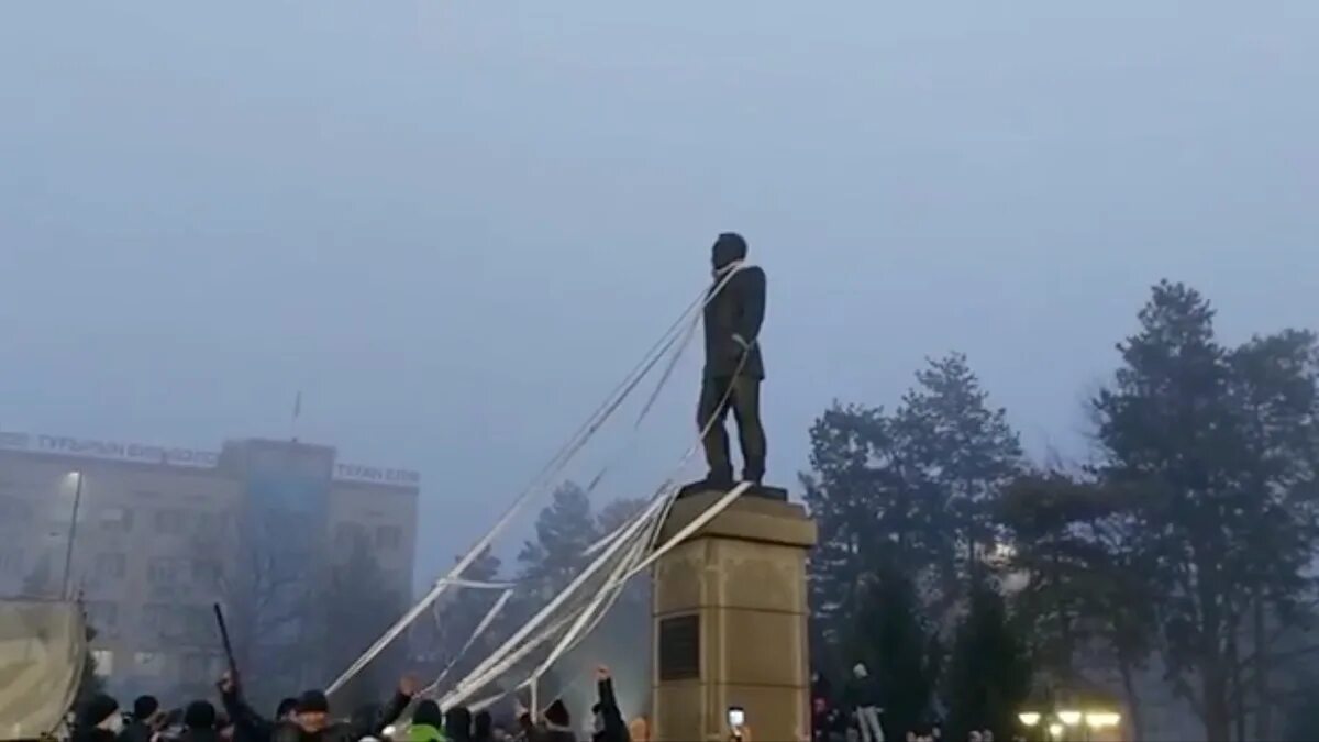 Казахстан кинул. Протесты в казахстане 2022. Казахстан кинул. Протесты в алматы 2022. Массовые беспорядки в казахстане.