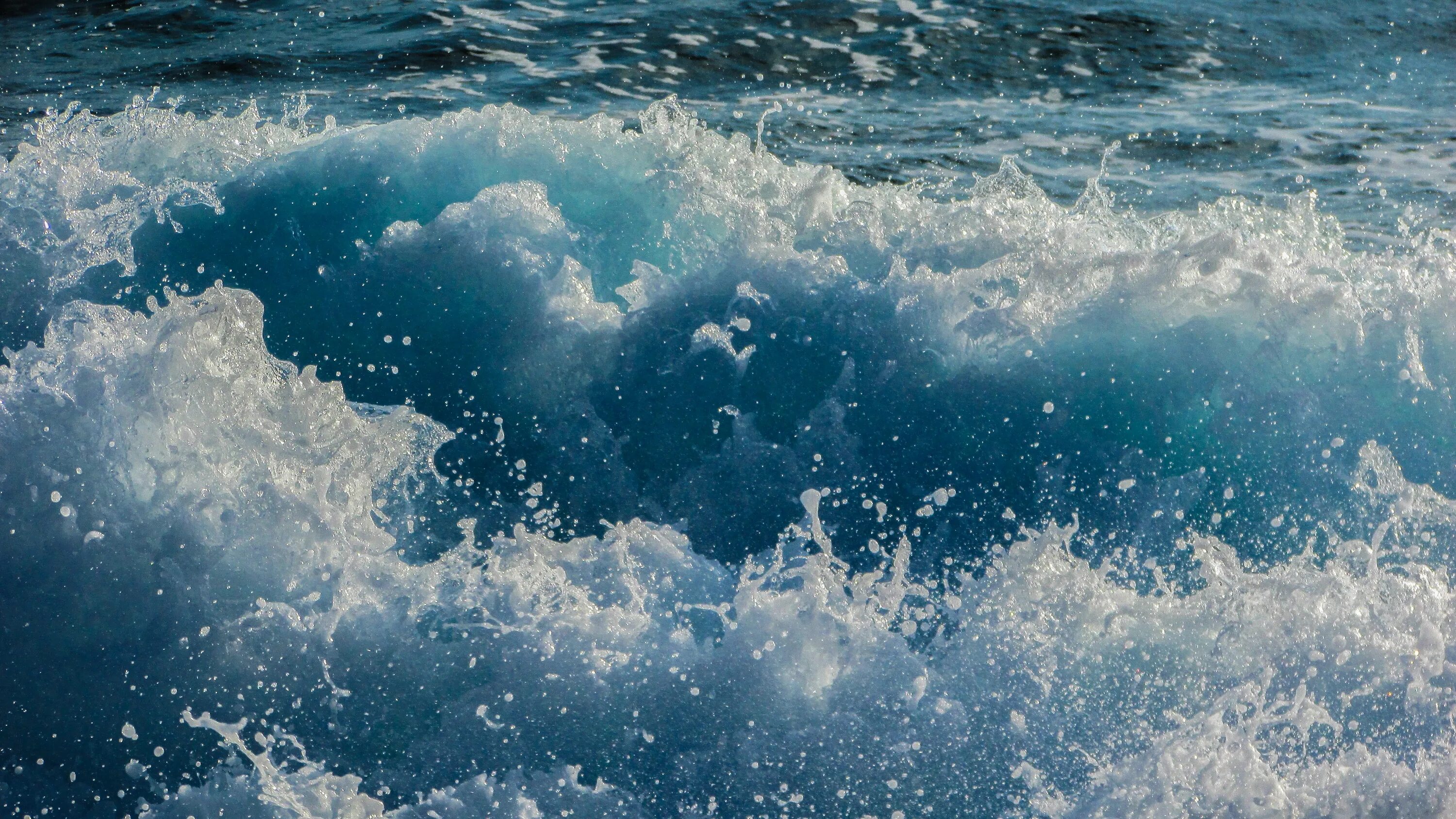 Тихий плеск воды. Море вода. Брызги моря. Волны на воде. Морская пена.