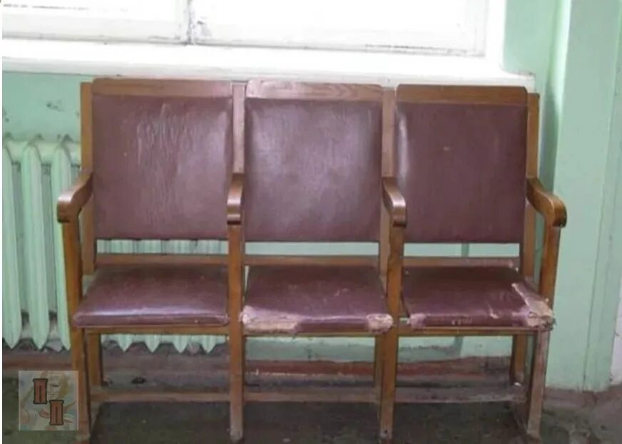 Старые сидушки. Советское кресло. Кресла советских времен. Старые стулья из кинотеатра. Советские стулья обитые дермантином.