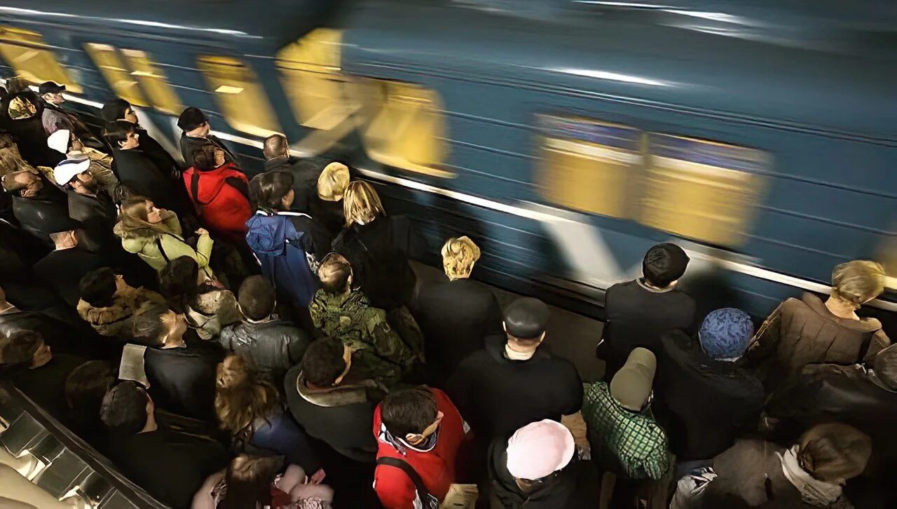 Много людей в метро. Толпа людей в метро. Пассажиры метро. Пассажиры Московского метро. Люди на платформе метро.