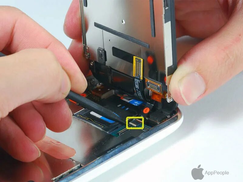 Отвалился экран что делать. Iphone 3g разобранный. Шлейф аккумулятора iphone 3g. Шлейф тачскрина iphone 4s. Отходит тачскрин на телефоне.