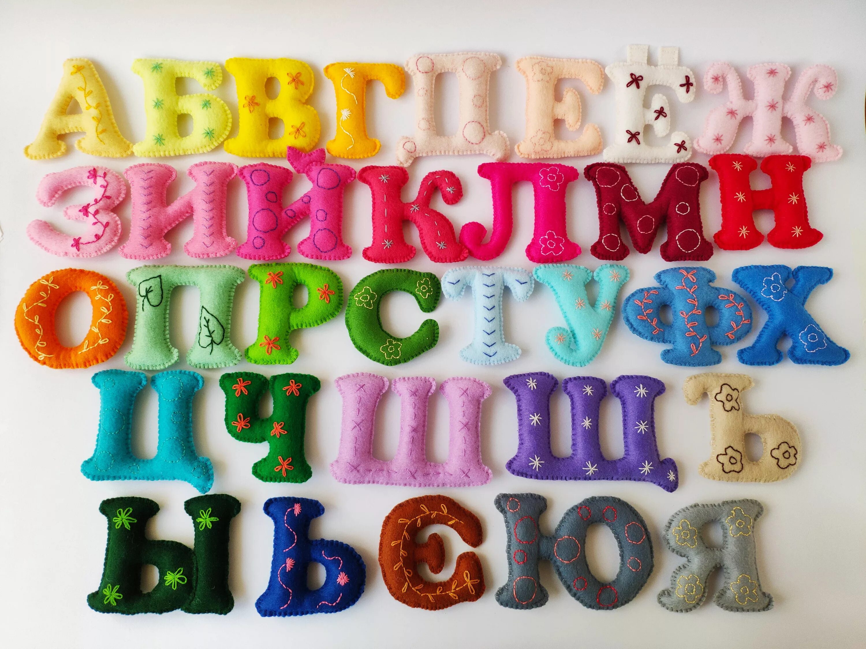 Сенсорная азбука. Тактильная азбука своими руками. Азбука с тактильными игрушками. Буквы из фетра. Сенсорные буквы.