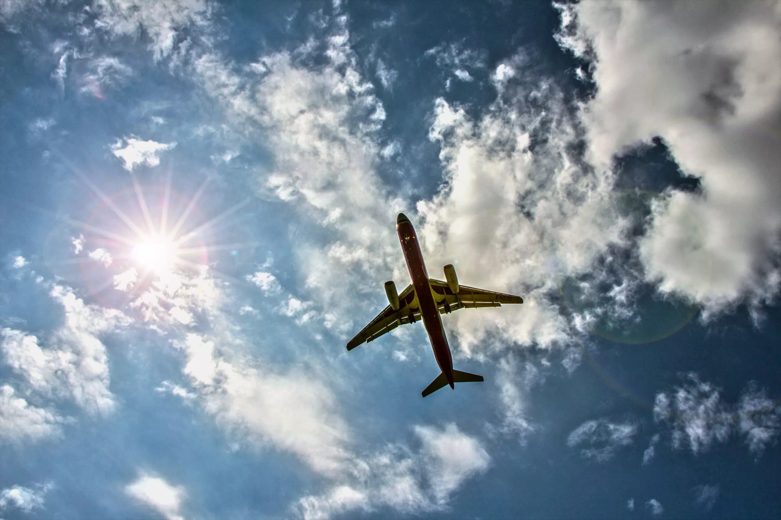 Несколько самолетов в небе. Самолет в небе. Самолет на фоне неба. Небо Авиация. Самолет в облаках.