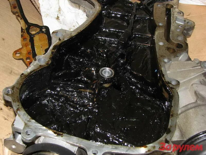 Двигатель на мазуте. Черное моторное масло. Черное моторное масло. Масляные отложения в двигателе. Черное моторное масло.
