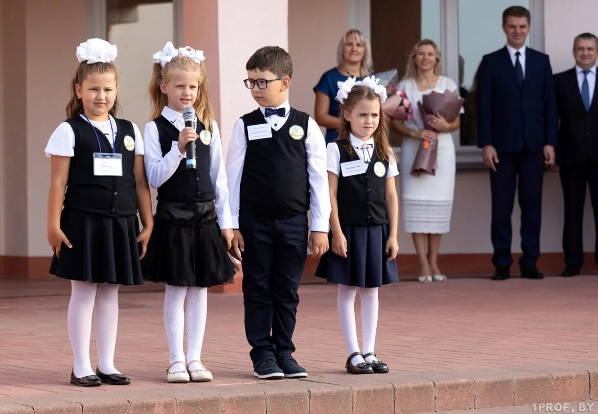 Школьная форма в россии. С днем знаний картинки. 2024 1 сентября отменят форму. Школа 1 сентября. 2024 1 сентября отменят форму.