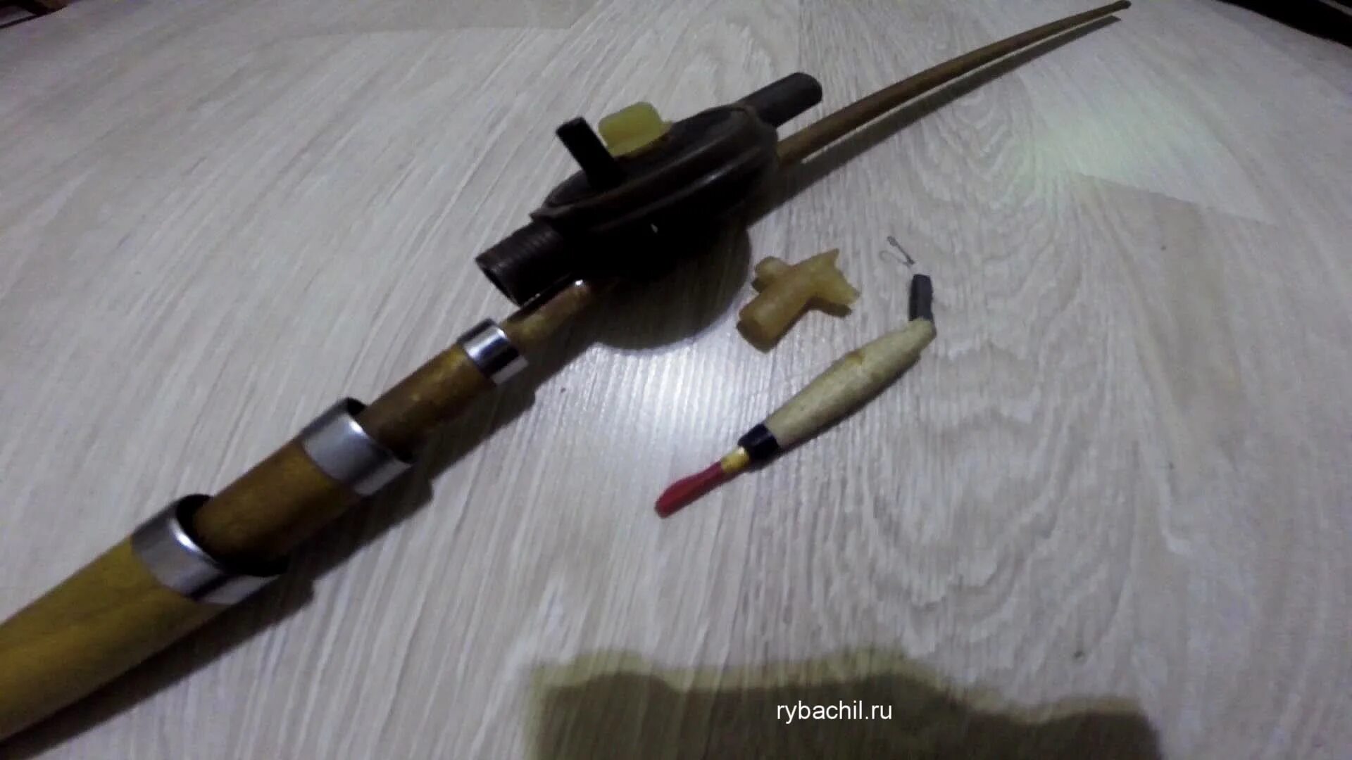 Ловля удочкой без колец. Маховая удочка 6 метров оснастка. катушка для маховых удилищ без колец. катушка на маховую удочку без колец. оснастка маховой удочки без колец.