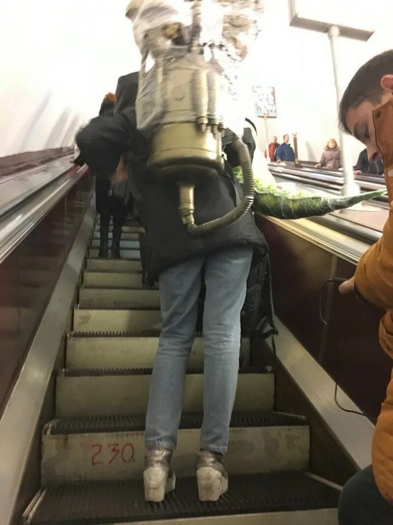 Опыт работы в метро. Девушки в метро спб. красивые девушки в метро спб. девушка палится в метро. спалили в метро.