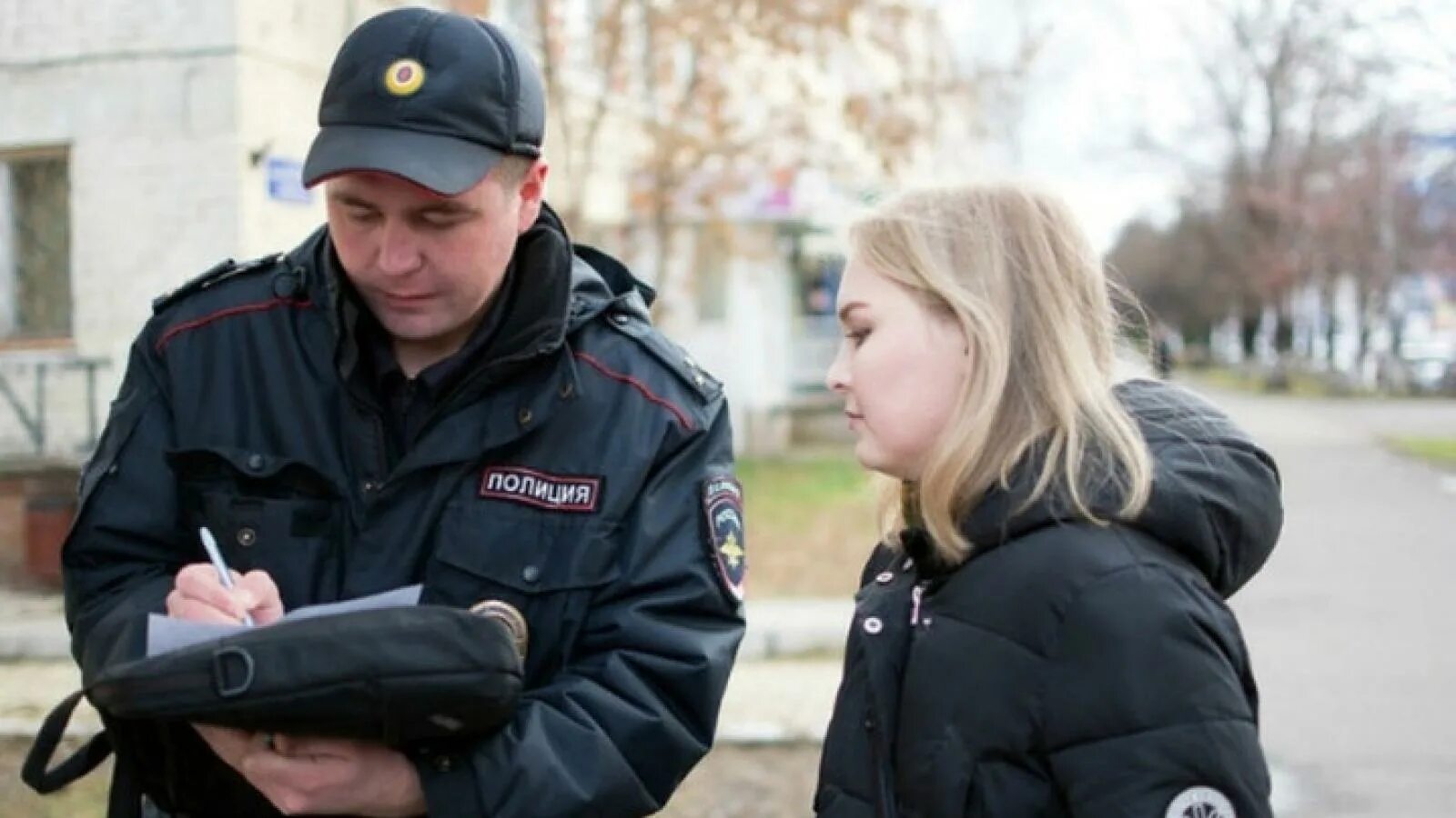 Беседа с участковым. Сотрудники полиции города Йошкар-Олы. Сотрудник полиции. Беседа с сотрудником полиции. Полицейский беседует с гражданами.