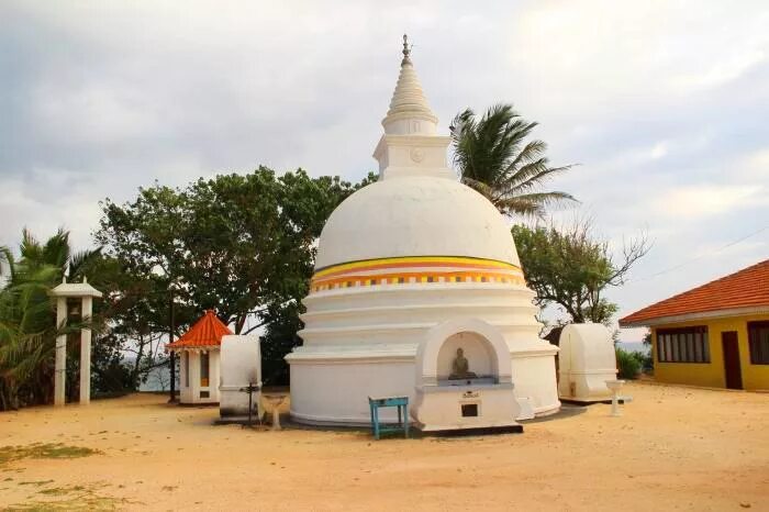 Погода в унаватуне шри. Храмы Шри Ланка Унаватуна. Унаватуна пляж храм. Храм Ятагала Шри Ланка.