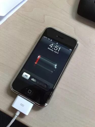 Как понять заряжается ли выключенный айфон. Айфон 5s заряжается. айфон 5 заряжается. айфон 4 заряжается. смартфон заряжается.