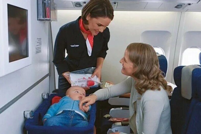 Детские люльки в самолете боинг 777. Гамак для путешествий на самолетах. Грудничок в самолете. Самолет для детей. Перелет с ребенком.