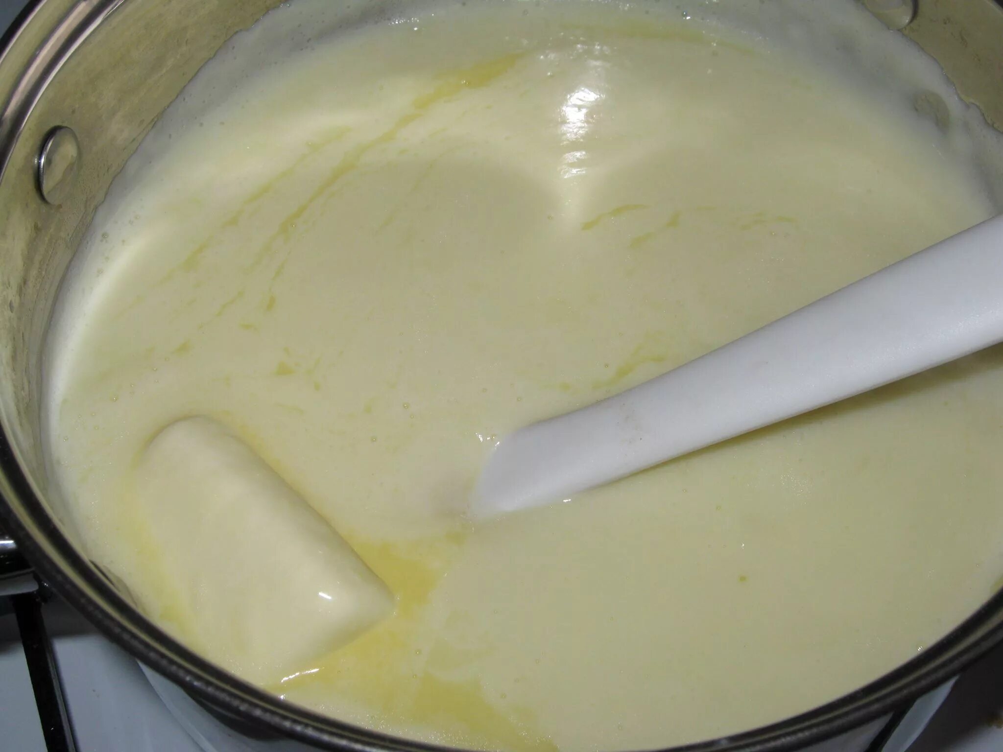Сколько крема для наполеона. Крем для торта Наполеон заварной с молоком. Заварной крем классический для Наполеона на молоке. Крем заварной классический для Наполеона на молоке с маслом. Заварной крем классический для Наполеона с маслом.