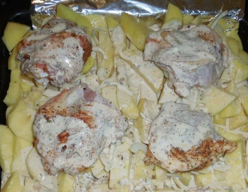 Картофель с курицей в духовке в фольге. Бедрышки с картошкой в духовке. куриные бедра с картошкой. бедрышки куриные с картошкой в духовке. курица с картошкой в духовке в фольге.