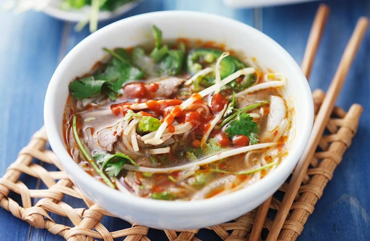 Азиатский суп рамен острый. Китайский суп с лапшой. Суп с рисовой лапшой. Китайский острый суп с лапшой. Суп лапша свиная