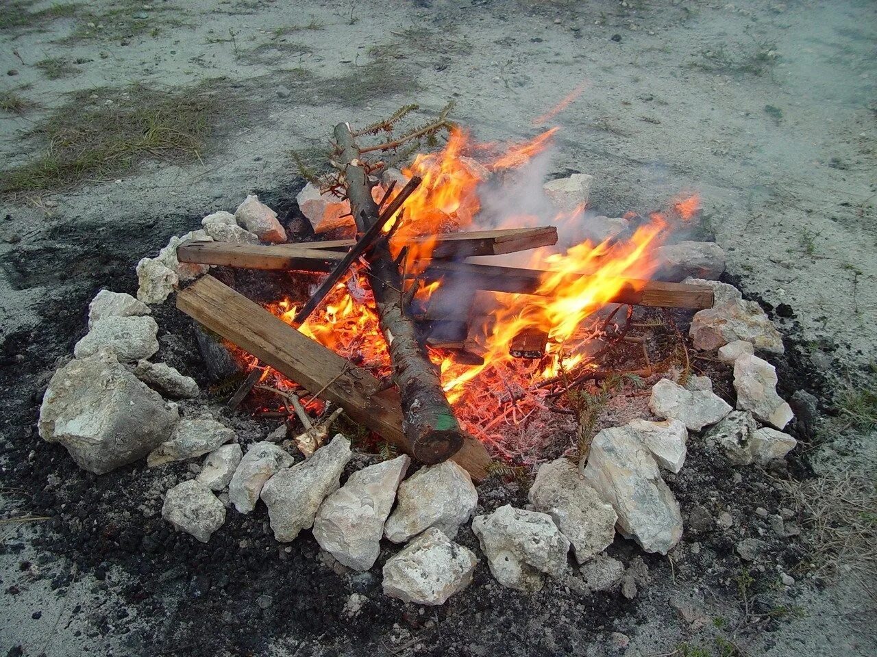 Что является открытым огнем. Костер обложенный камнями. Место для костра в лесу. Кострище с дровами. Разжигание костра.