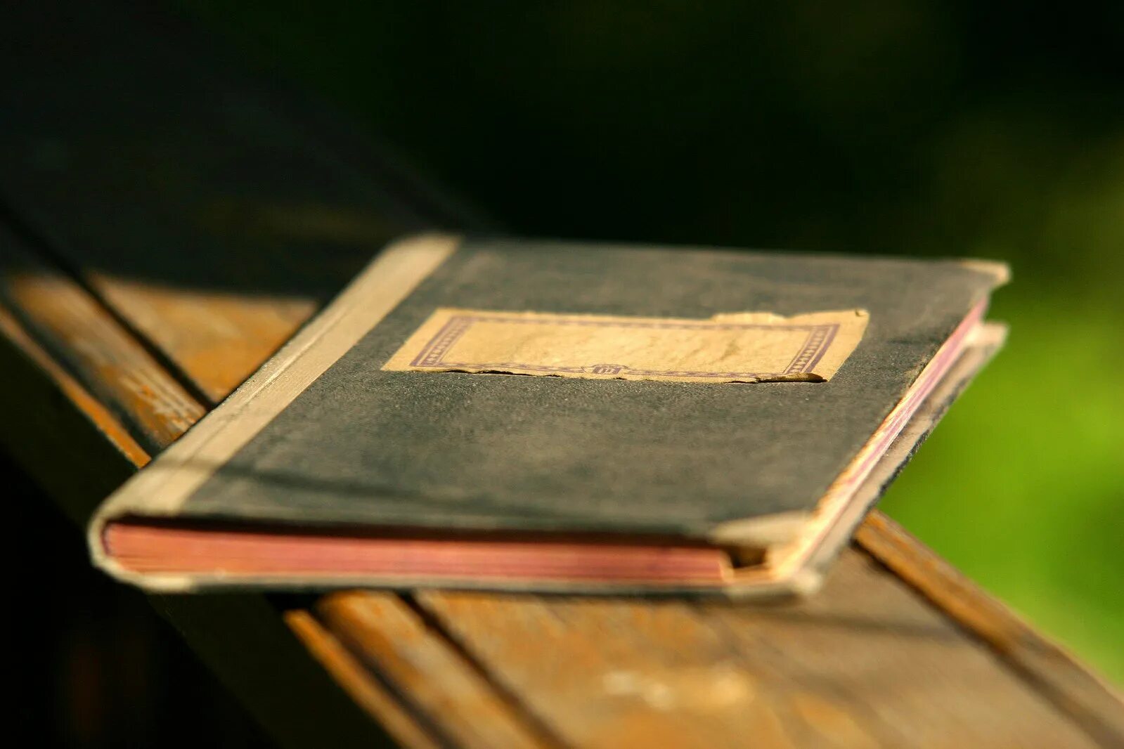 Старинные книги. Листая дневник. Листая дневник. Старая тетрадь. Стопка старинных книг.