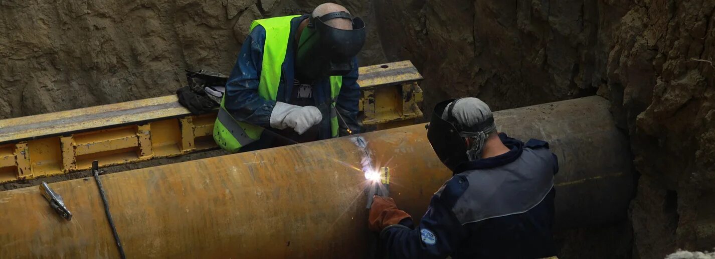 Теплотрасса ижевск. Отключение теплосети. Отопительный сезон в новокузнецке. Чинит трубы. Демонтаж лотков.