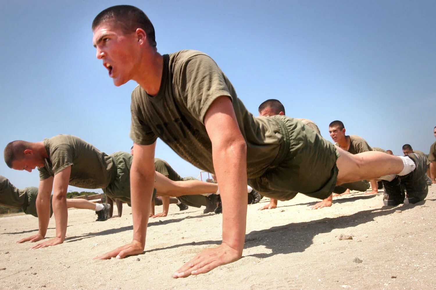 Армейских условиях. Солдат отжимается. Физическая подготовка военнослужащих. Тренировка солдат. Отжимаются в армии.