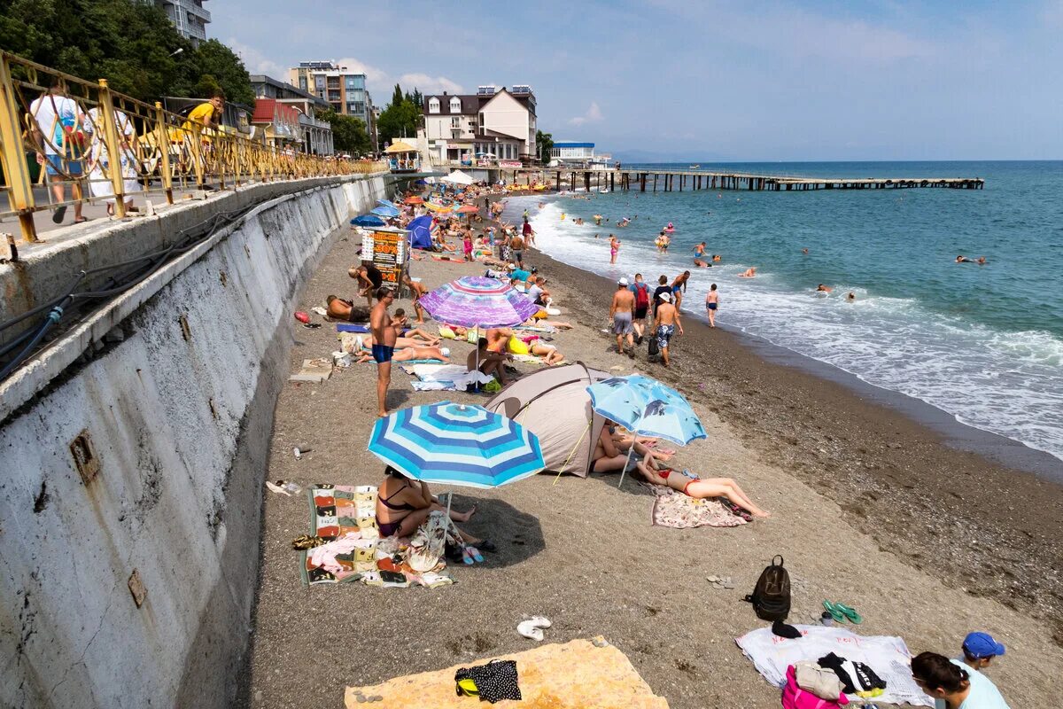 Стоит ли отдыхать в крыму. Крым Алушта пляж Профессорский. Берег пляж Профессорский Алушта. Алушта Центральный пляж 2023. Алушта Крым пляж 2021.