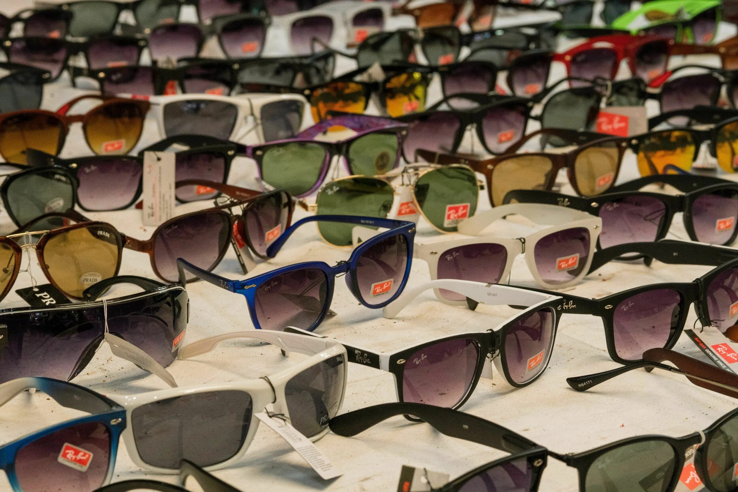 Очковые производители. Производители солнцезащитных очков. Очки для производства. Производители солнцезащитных очков США. Как называются очки которые ищет вещи.